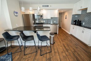 Fridge, microwave, oven, stovetop - Beautiful 12th Flr Oceanview Condo close to ocean! (Myrtle Beach)