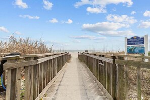 Beach nearby - 2 Br Ocean View Condo in Kingston Plantation! (Myrtle Beach)