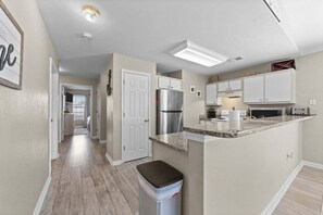 Fridge, microwave, oven, stovetop - Fairways 27E Your Golf Trip Headquarters in Myrtle Beach (Myrtle Beach)