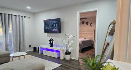 Charming 2-bedroom, 2-Bathroom villa in Seminole, 15 minutes near beaches.