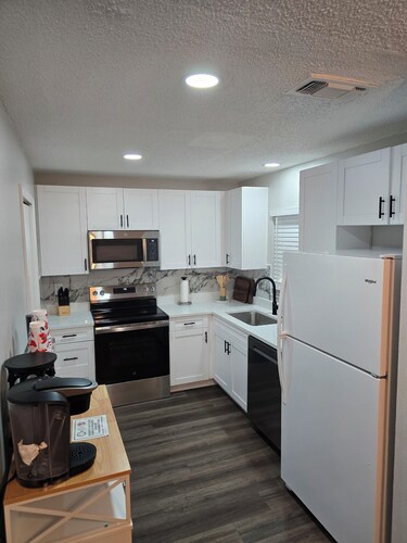 Charming 2-bedroom, 2-Bathroom villa in Seminole, 15 minutes near beaches.