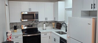 Charming 2-bedroom, 2-Bathroom villa in Seminole, 15 minutes near beaches.