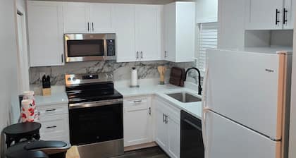 Charming 2-bedroom, 2-Bathroom villa in Seminole, 15 minutes near beaches.