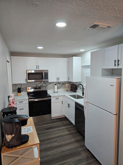 Charming 2-bedroom, 2-Bathroom villa in Seminole, 15 minutes near beaches.