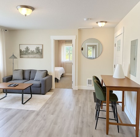 TV. Cozy ADU with AC in charming Oregon City