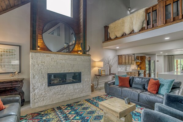 Televisión y chimenea