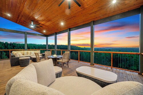 The Unicorn – 8BR Luxury Cabin w/ Pool & Pickleball!