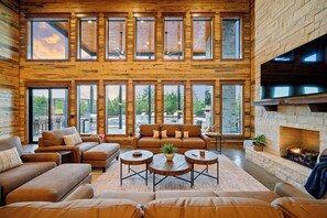 Smart TV, chimenea, videojuegos y futbolito