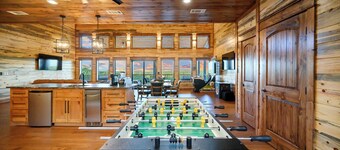 The Unicorn – 8BR Luxury Cabin w/ Pool & Pickleball!