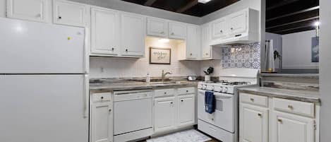 Een koelkast, een magnetron, een oven, een kookplaat