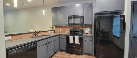 ثلاجة، ميكروويف، فرن، موقد طهي مسطح