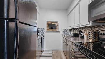 Refrigerador, microondas, horno y parrilla de estufa