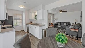 Un apartamento moderno con cocina, comedor y sala de estar.