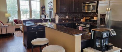 Kühlschrank, Mikrowelle, Ofen, Herdplatte