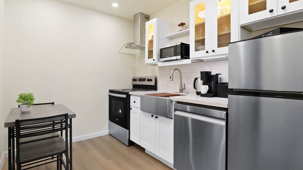 Fridge, microwave, stovetop - Northgate Apartment - 1 block to TAMU! (College Station)