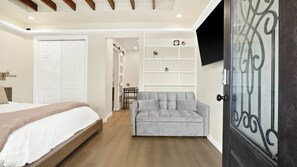 1 bedroom, WiFi, bed sheets - Northgate Apartment - 1 block to TAMU! (College Station)