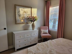 3 عدّة غرف نوم ومكواة/لوح كي وواي فاي وملاءات أسرّة