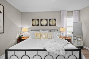 3 bedrooms, iron/ironing board, WiFi, bed sheets - Chic Retreat • Stylish Stay near A&M (Bryan)