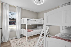 3 chambres, fer et planche à repasser, Wi-Fi, draps fournis