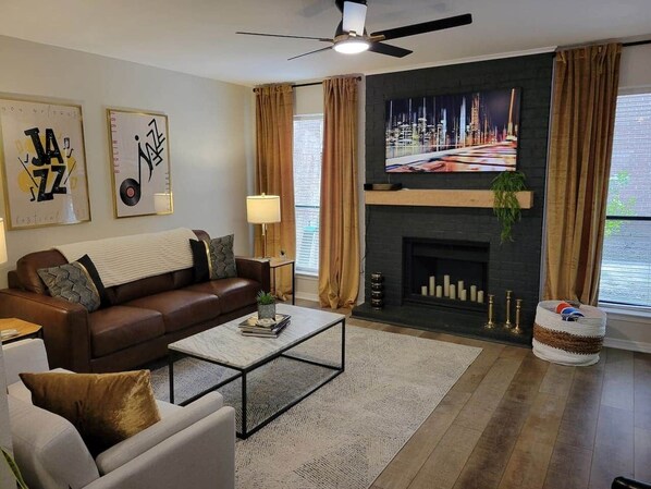 TV - Jazz Houzz @ Aggieland (College Station)