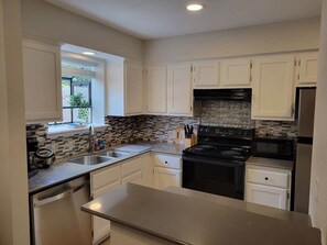 Fridge, microwave, oven, stovetop - Jazz Houzz @ Aggieland (College Station)