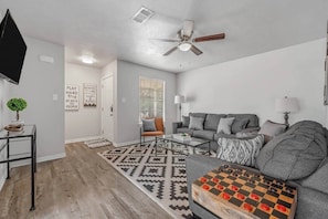 Een televisie en een open haard