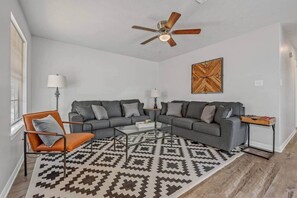 TV, fireplace - College Station Bright & Comfortable Stay Near Texas A&M (College Station)