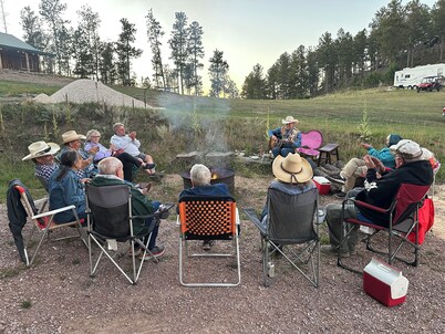 1 bedroom cabin in the heart of The Black Hill close to Hill City SD