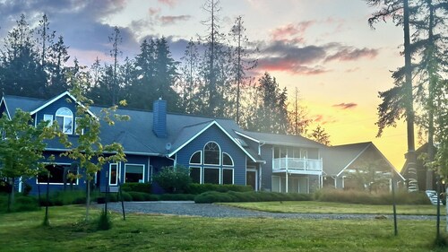 Elklandia- A spacious Horse & Dog friendly 5+bdrm home-sleeps 14- in Sequim, WA.