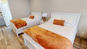 Tabla de planchar con plancha, wifi y ropa de cama 