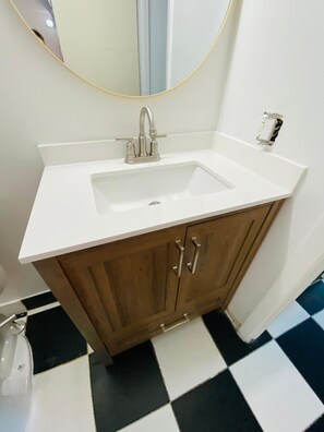 Hårføner, håndklær, såpe og toalettpapir