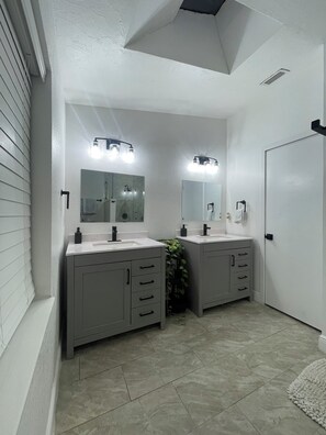 Dusch, hårtork, handdukar och tvål