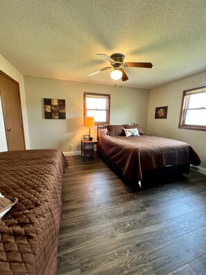 4 Schlafzimmer, Zimmersafe, Bügeleisen/Bügelbrett, WLAN