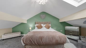 3 bedrooms, desk, iron/ironing board, travel cot