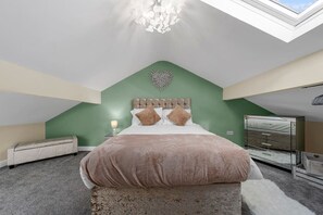 3 bedrooms, desk, iron/ironing board, travel cot - Luxurious Stylish Home: Heart Of Great Harwood (Great Harwood)