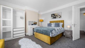 3 bedrooms, desk, iron/ironing board, travel crib