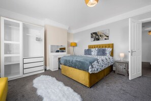 3 bedrooms, desk, iron/ironing board, travel crib