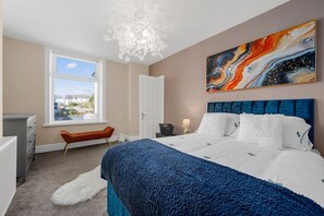 3 Schlafzimmer, Schreibtisch, Bügeleisen/Bügelbrett, Reisekinderbett