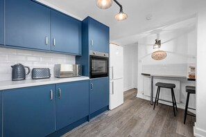 Frigorífico, microondas, horno y placa de cocina