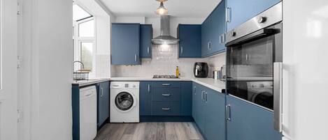 Jääkaappi, mikroaaltouuni, uuni, liesi