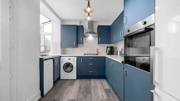 KĂŒhlschrank, Mikrowelle, Ofen, Herdplatte