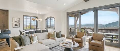 Una Smart TV, una chimenea