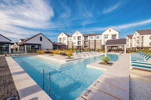 Outdoor pool - Spacious Austin Getaway – Modern Design (Austin)