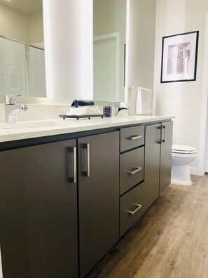 Shower, hair dryer, towels, soap - Spacious Austin Getaway – Modern Design (Austin)