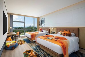 Suite familiar, 1 habitación | Minibar con artículos gratuitos, caja fuerte, escritorio
