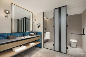 Shower, rainfall showerhead, hair dryer, bathrobes - Four Points By Sheraton Wuyuan (Shangrao)