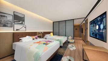 Une chambre d’hôtel moderne avec deux lits, une grande télévision et des œuvres d’art accrochées au mur.