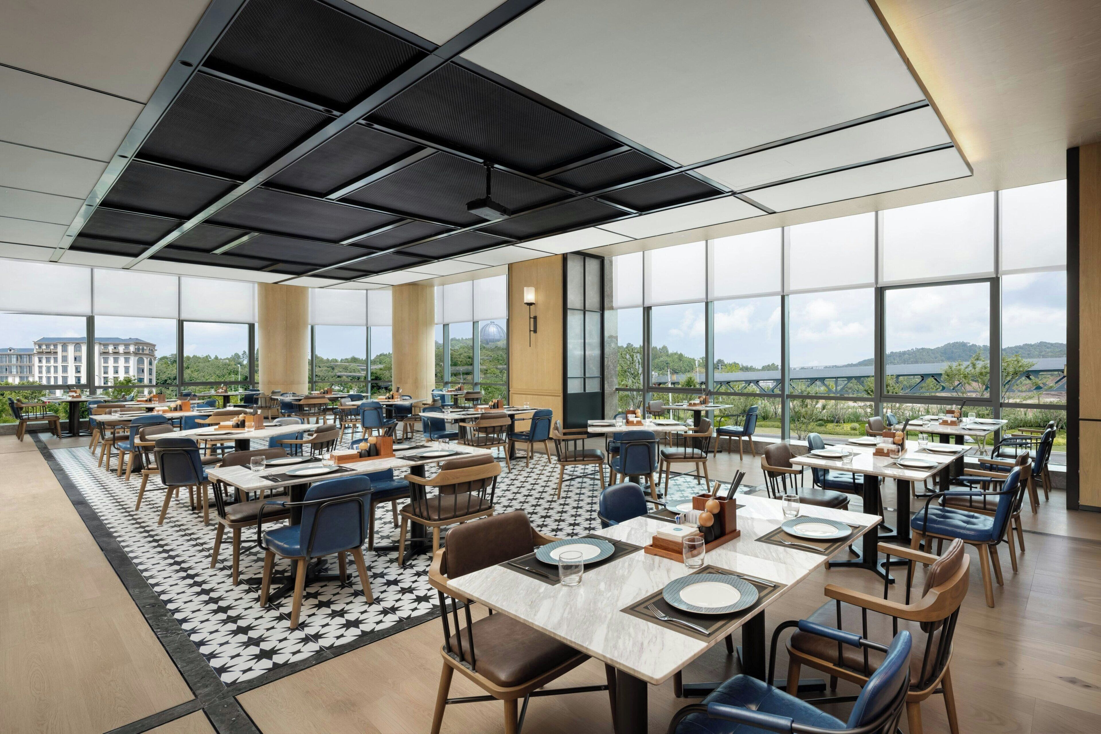 Un comedor espacioso con ventanas amplias, techos altos y un diseño moderno.