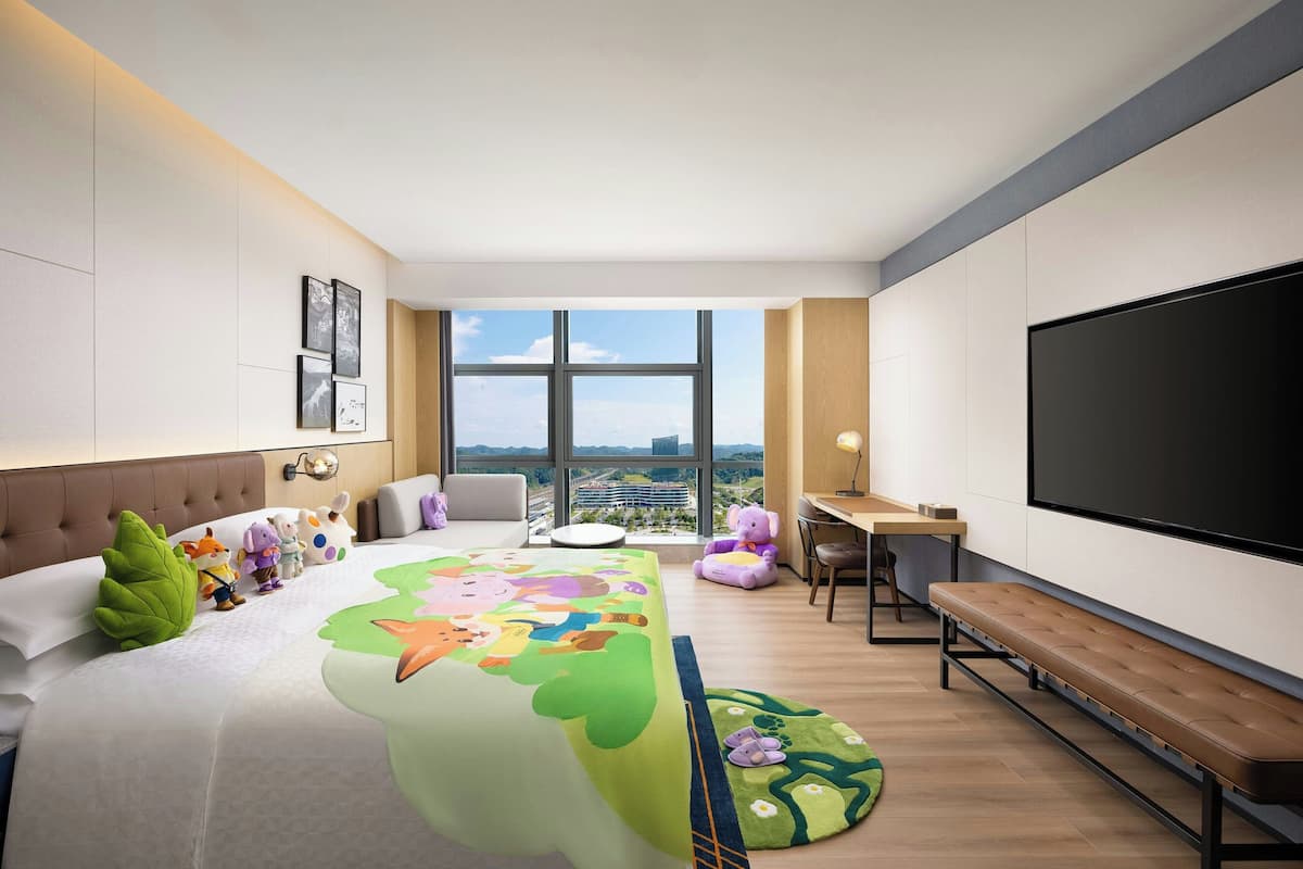 Habitación familiar, 1 cama de matrimonio grande | Minibar con artículos gratuitos, caja fuerte, escritorio