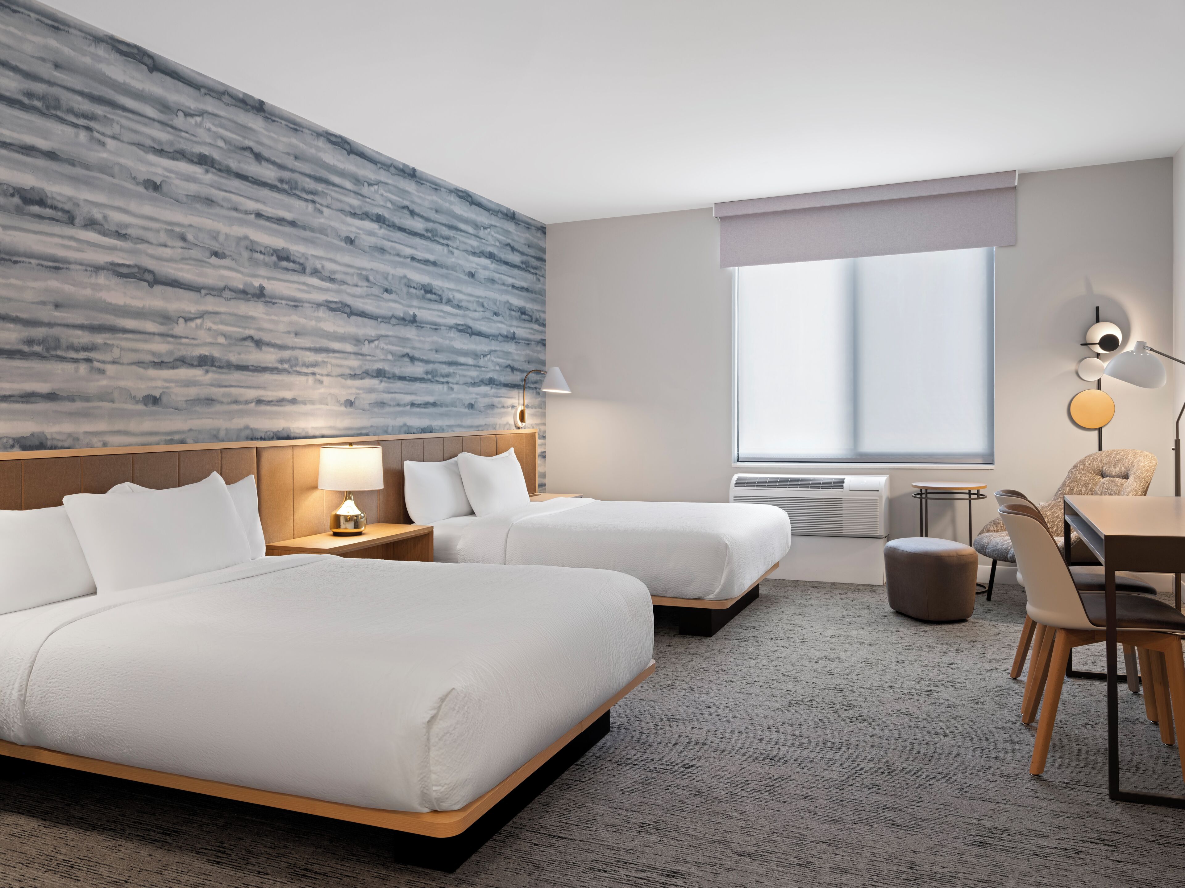 Tallelokero huoneessa, pimennysverhot, silitysrauta/-lauta